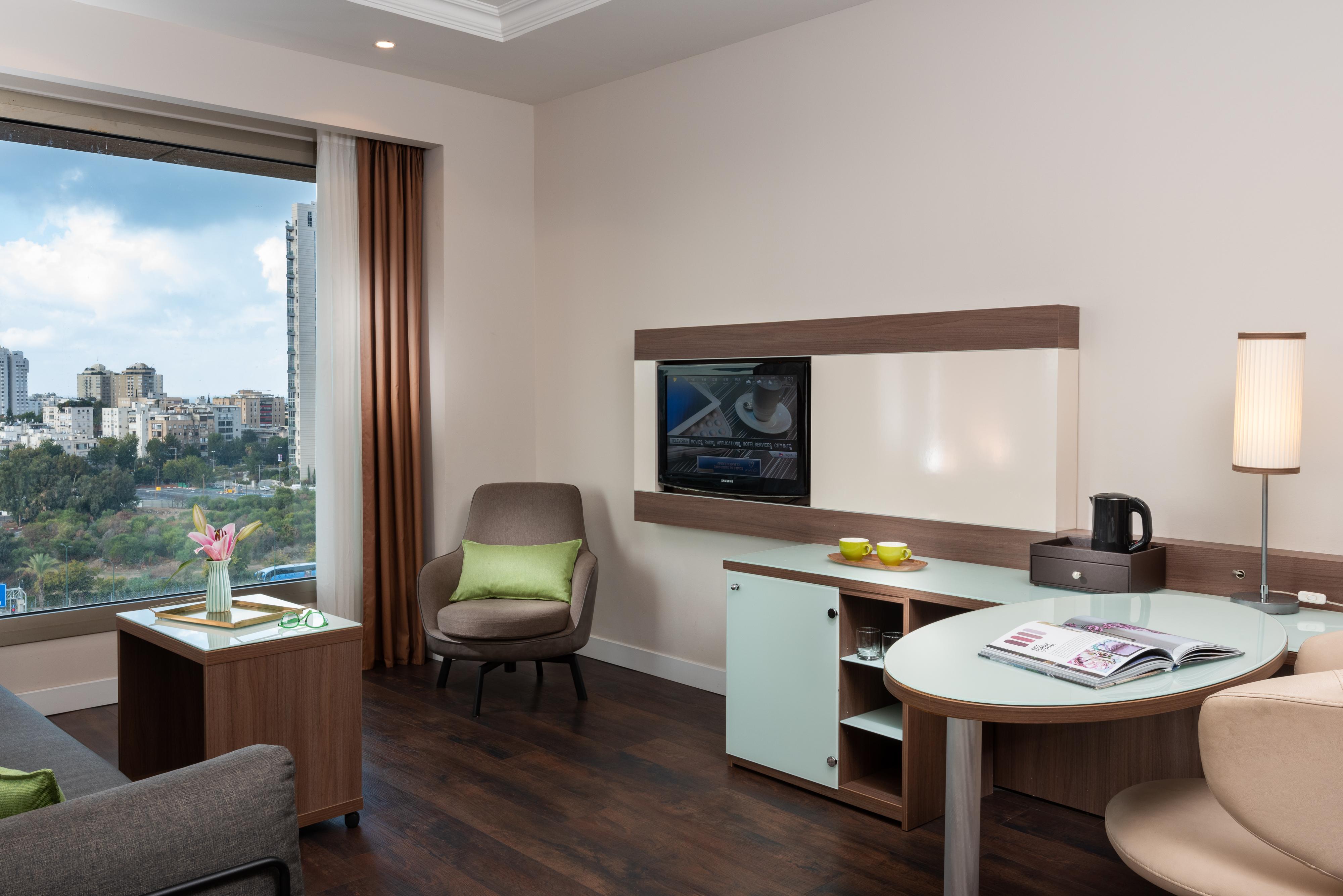 Leonardo City Tower Hotel Tel Aviv Giv'atayim Exteriér fotografie A room at the hotel
