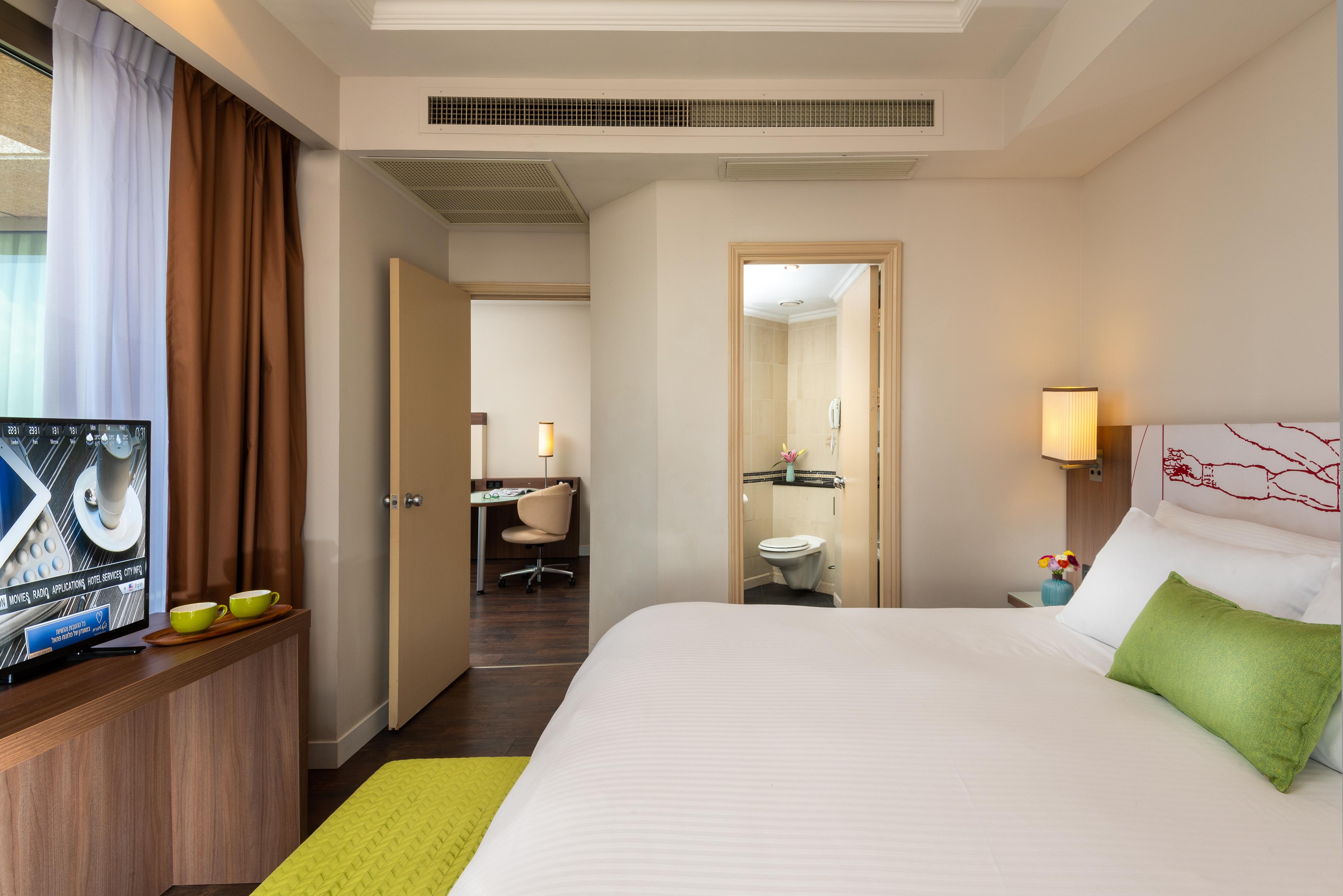 Leonardo City Tower Hotel Tel Aviv Giv'atayim Exteriér fotografie A bedroom at the hotel