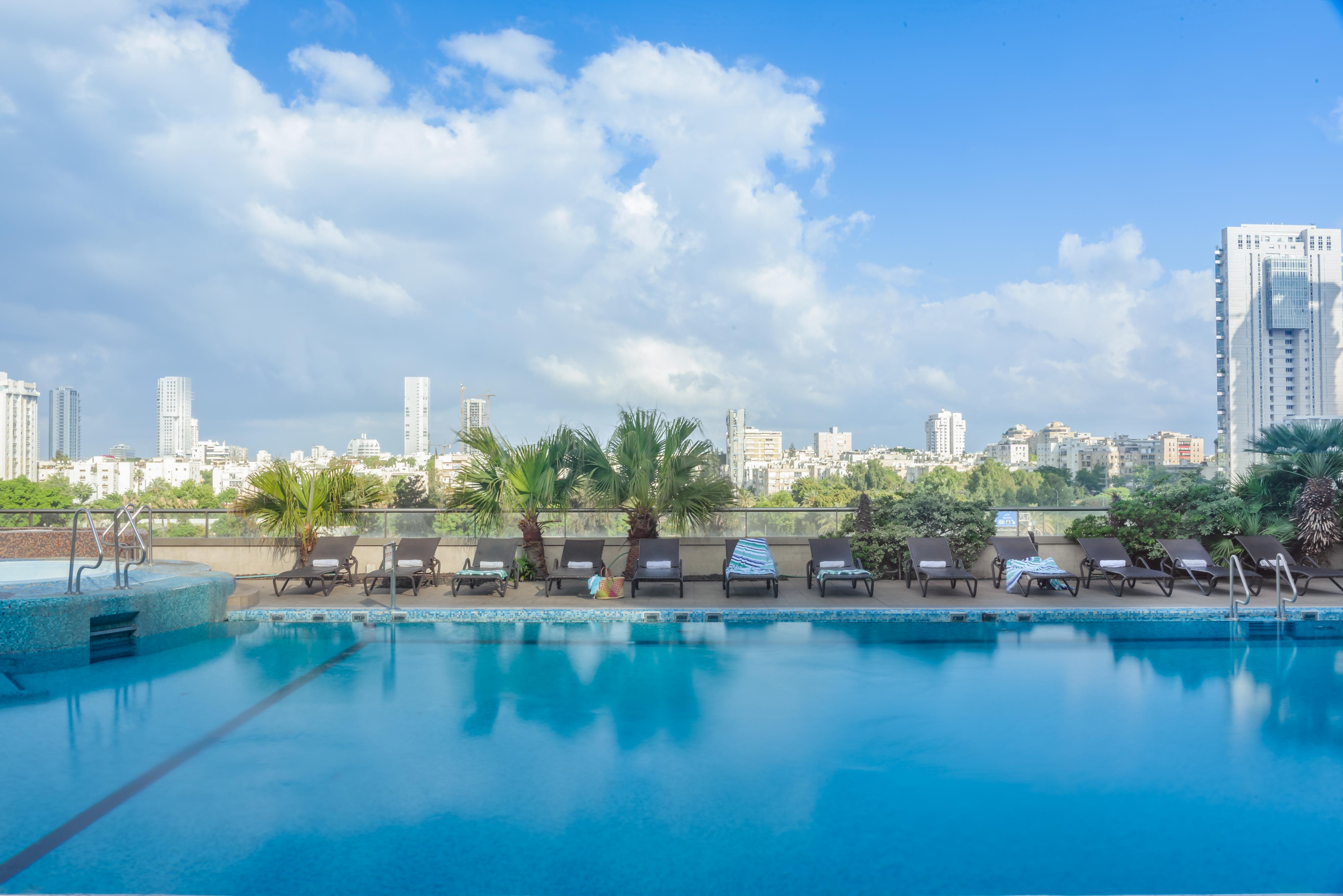 Leonardo City Tower Hotel Tel Aviv Giv'atayim Exteriér fotografie The swimming pool at the hotel
