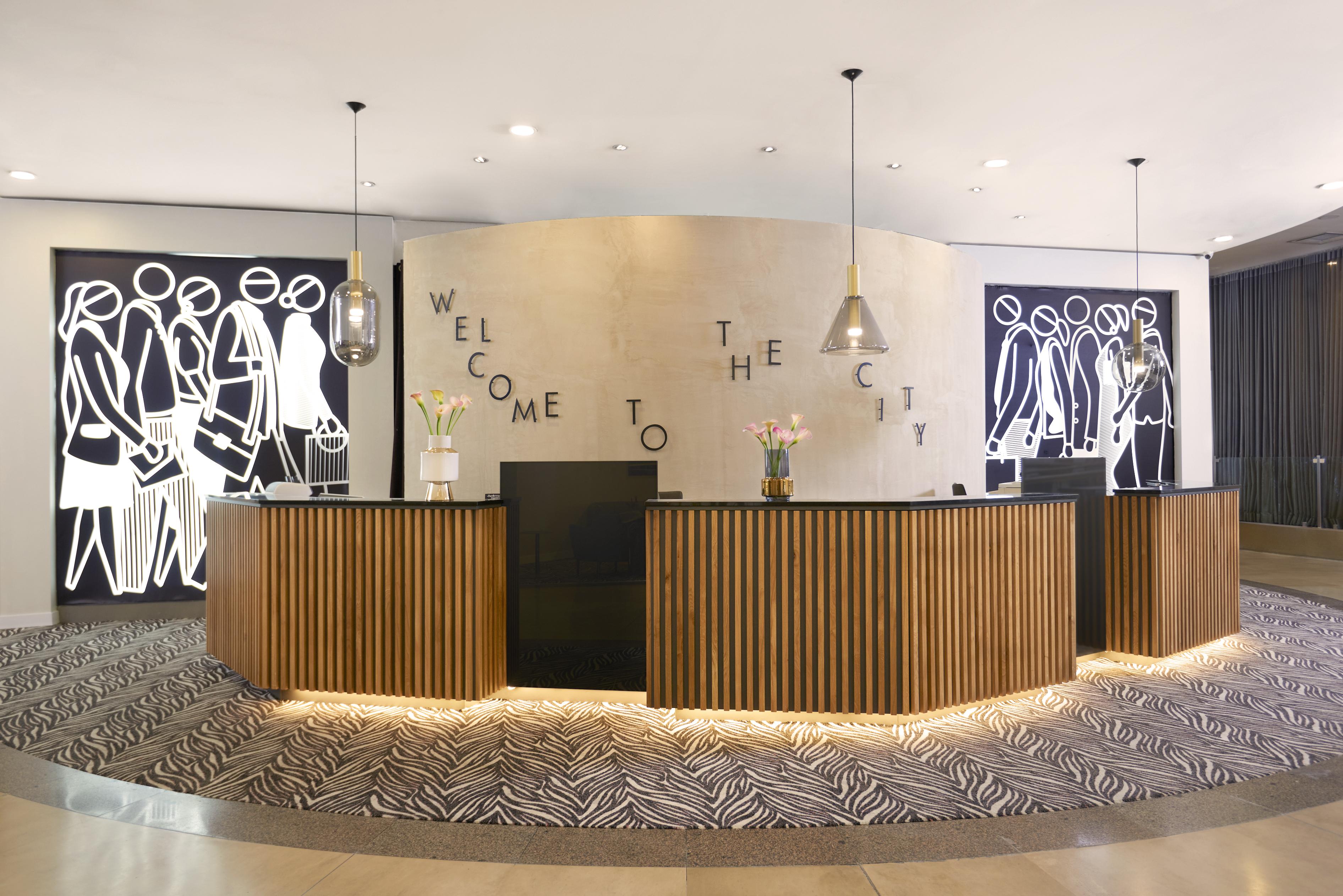 Leonardo City Tower Hotel Tel Aviv Giv'atayim Exteriér fotografie The City Hotel reception