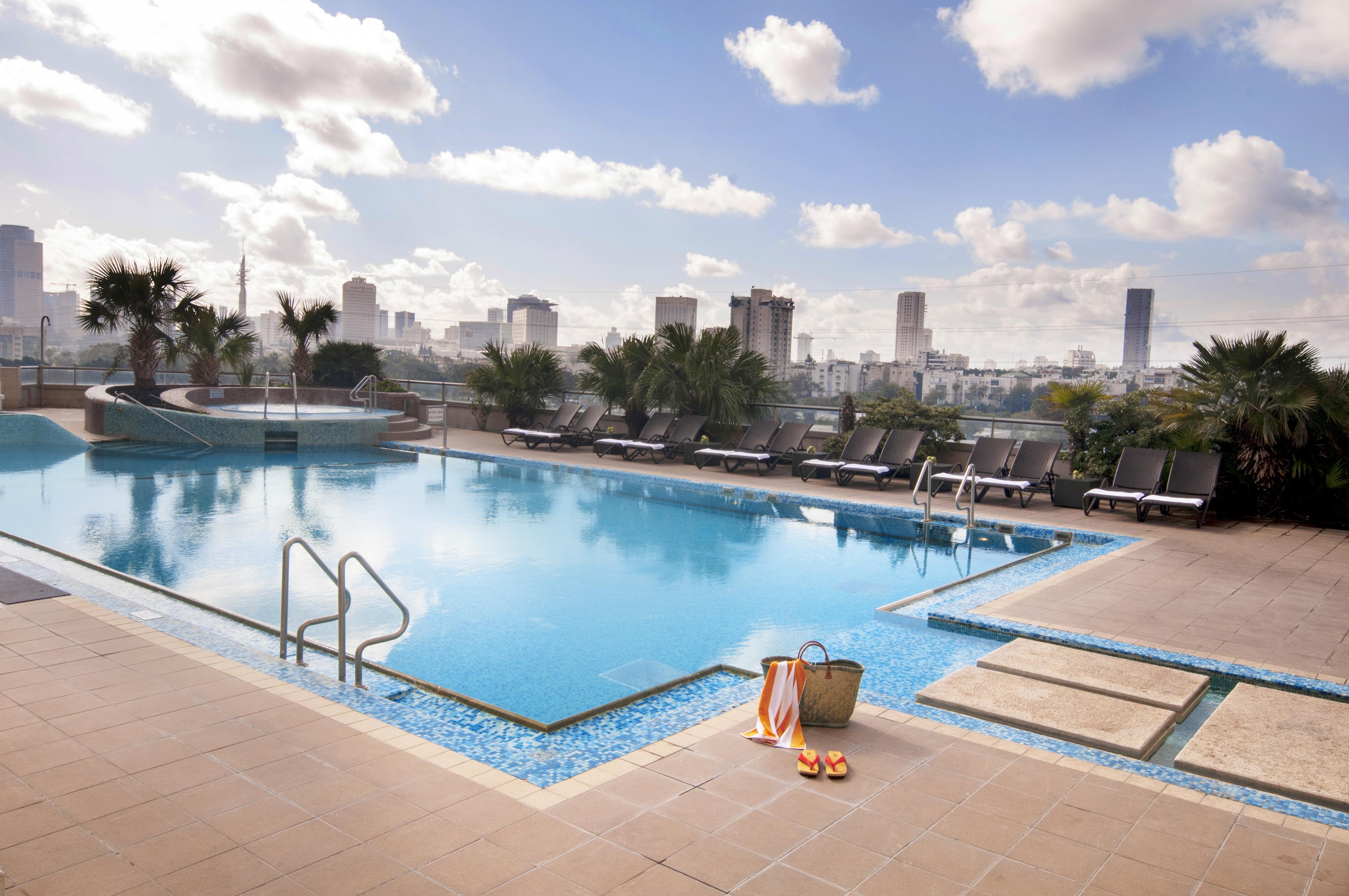 Leonardo City Tower Hotel Tel Aviv Giv'atayim Exteriér fotografie The swimming pool at the hotel