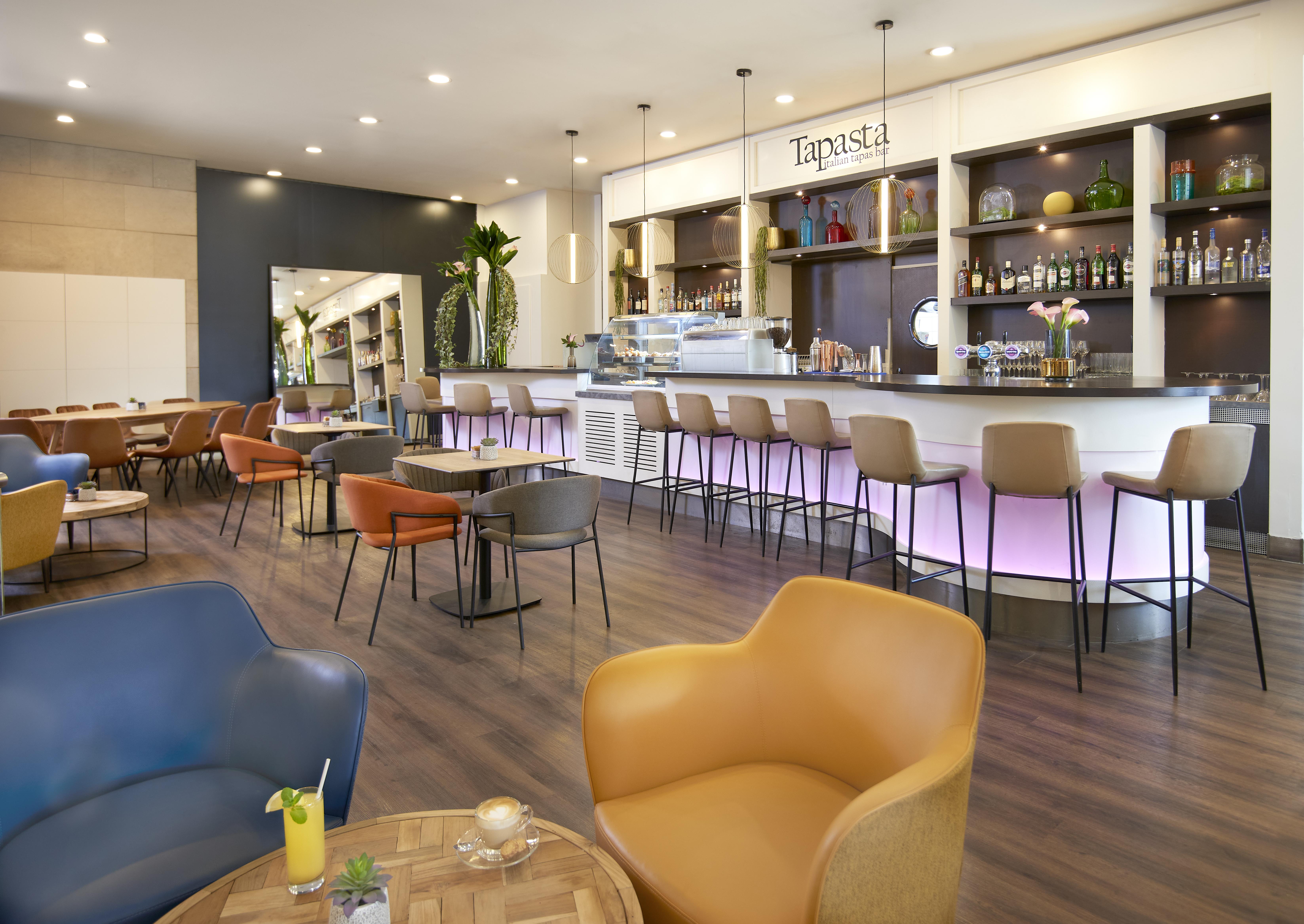 Leonardo City Tower Hotel Tel Aviv Giv'atayim Exteriér fotografie Tapas at the airport