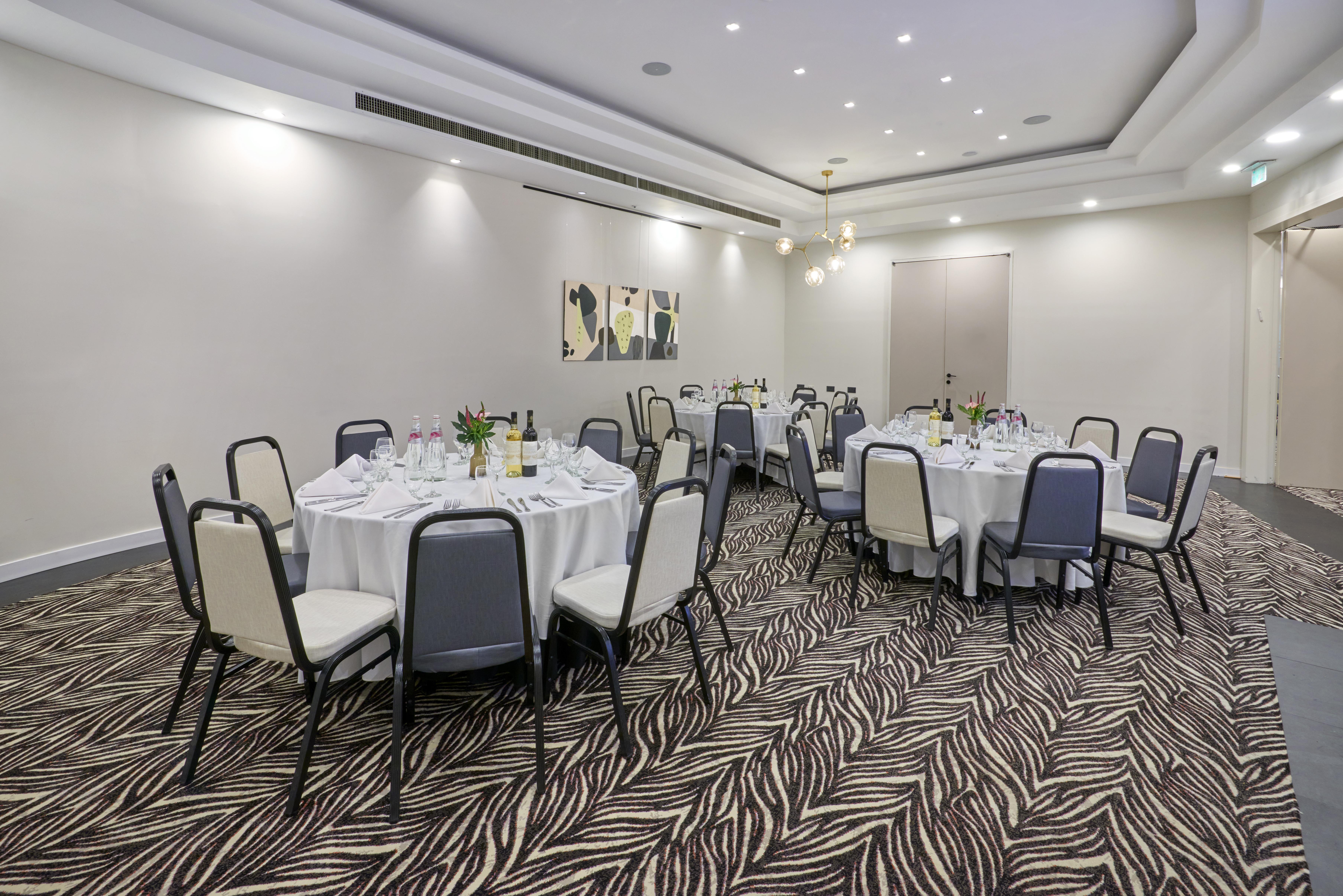 Leonardo City Tower Hotel Tel Aviv Giv'atayim Exteriér fotografie The hotel's meeting room