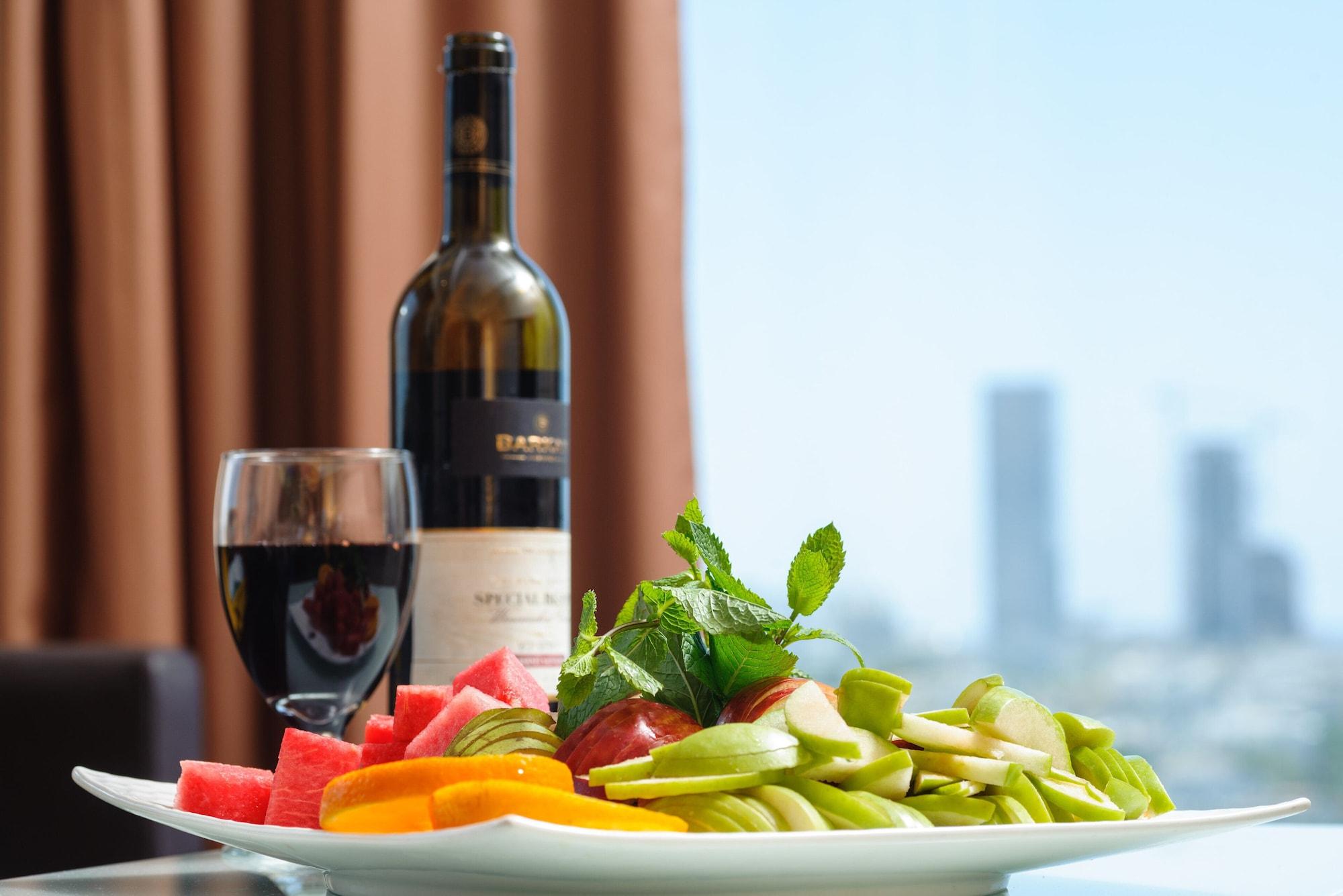 Leonardo City Tower Hotel Tel Aviv Giv'atayim Exteriér fotografie A bottle of wine and a glass of wine