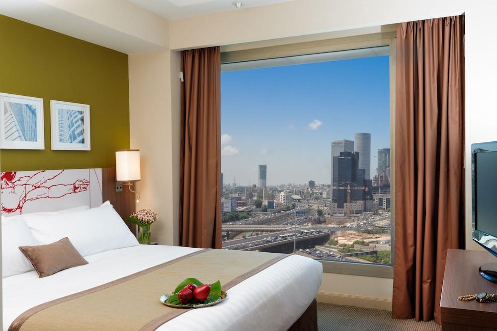 Leonardo City Tower Hotel Tel Aviv Giv'atayim Exteriér fotografie A bedroom at the hotel