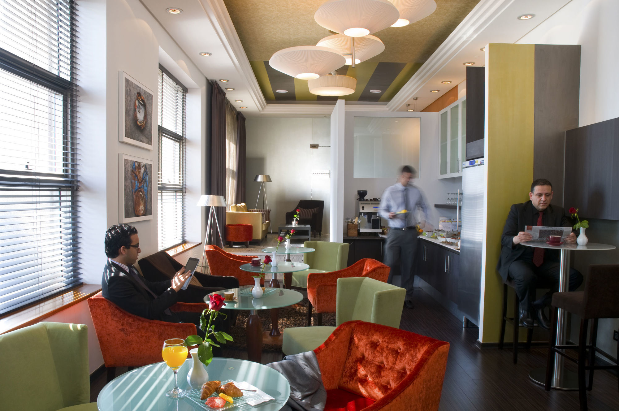 Leonardo City Tower Hotel Tel Aviv Giv'atayim Exteriér fotografie The lounge at the airport