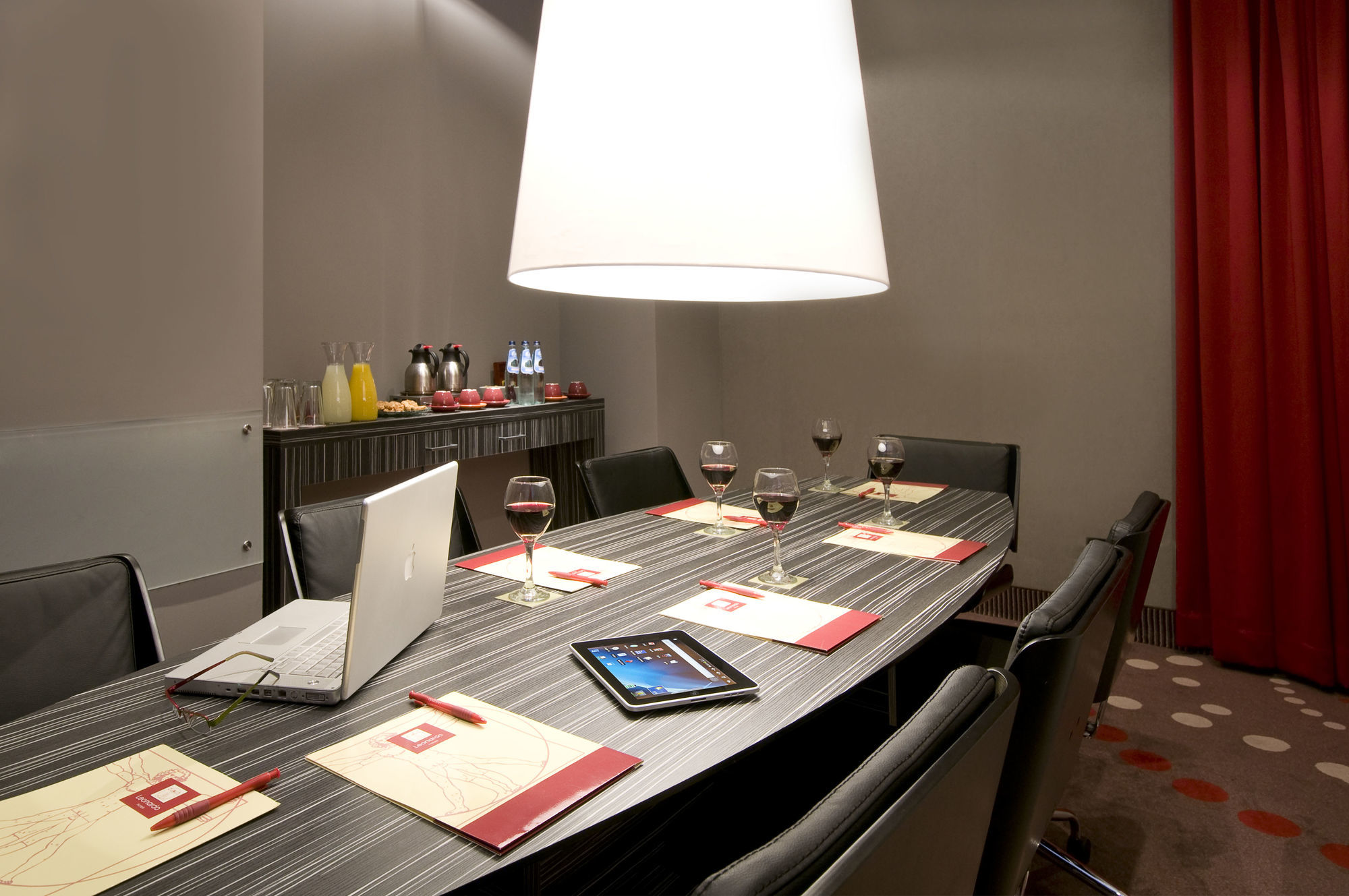 Leonardo City Tower Hotel Tel Aviv Giv'atayim Exteriér fotografie A wine tasting in progress