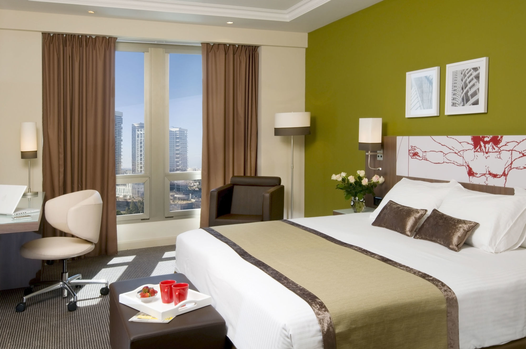 Leonardo City Tower Hotel Tel Aviv Giv'atayim Exteriér fotografie A room at the hotel