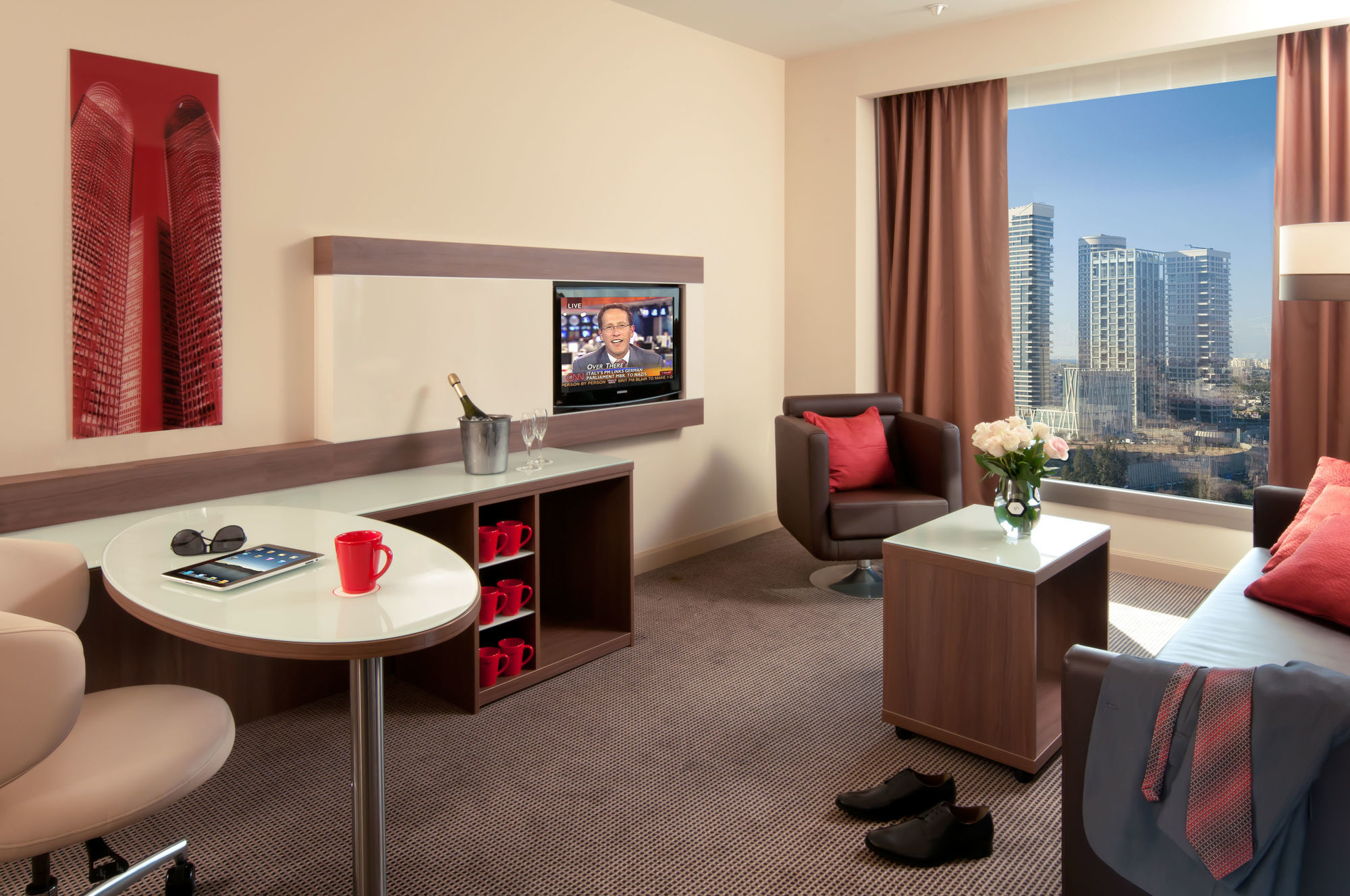 Leonardo City Tower Hotel Tel Aviv Giv'atayim Exteriér fotografie A typical room at the Radisson Blu in Dubai