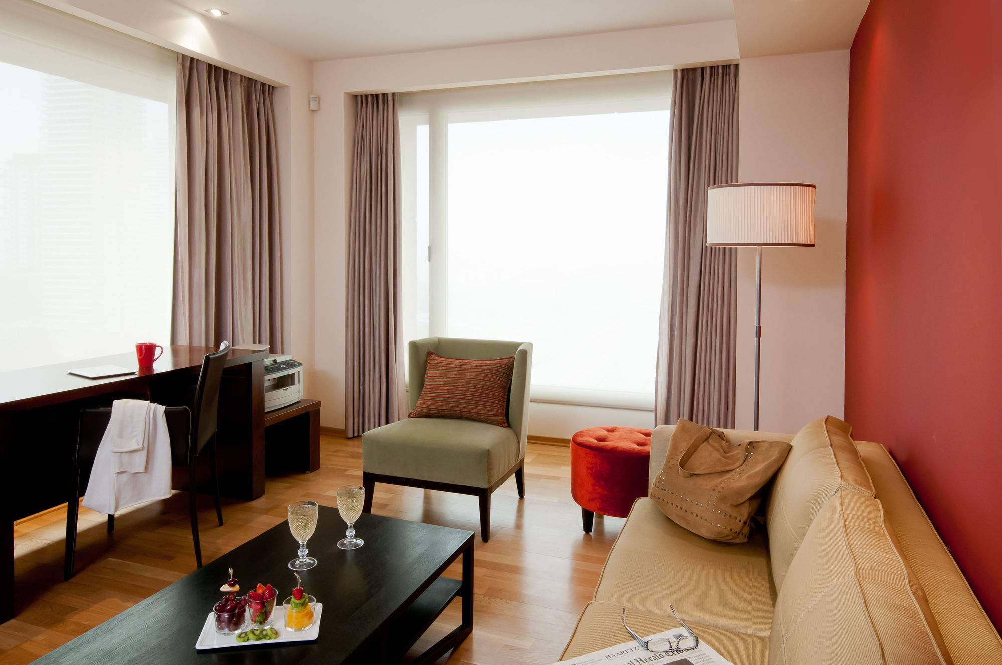 Leonardo City Tower Hotel Tel Aviv Giv'atayim Exteriér fotografie A typical room at the hotel