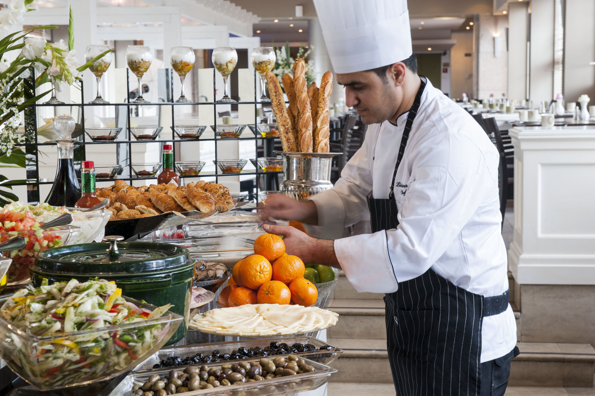 Leonardo City Tower Hotel Tel Aviv Giv'atayim Exteriér fotografie A chef at work