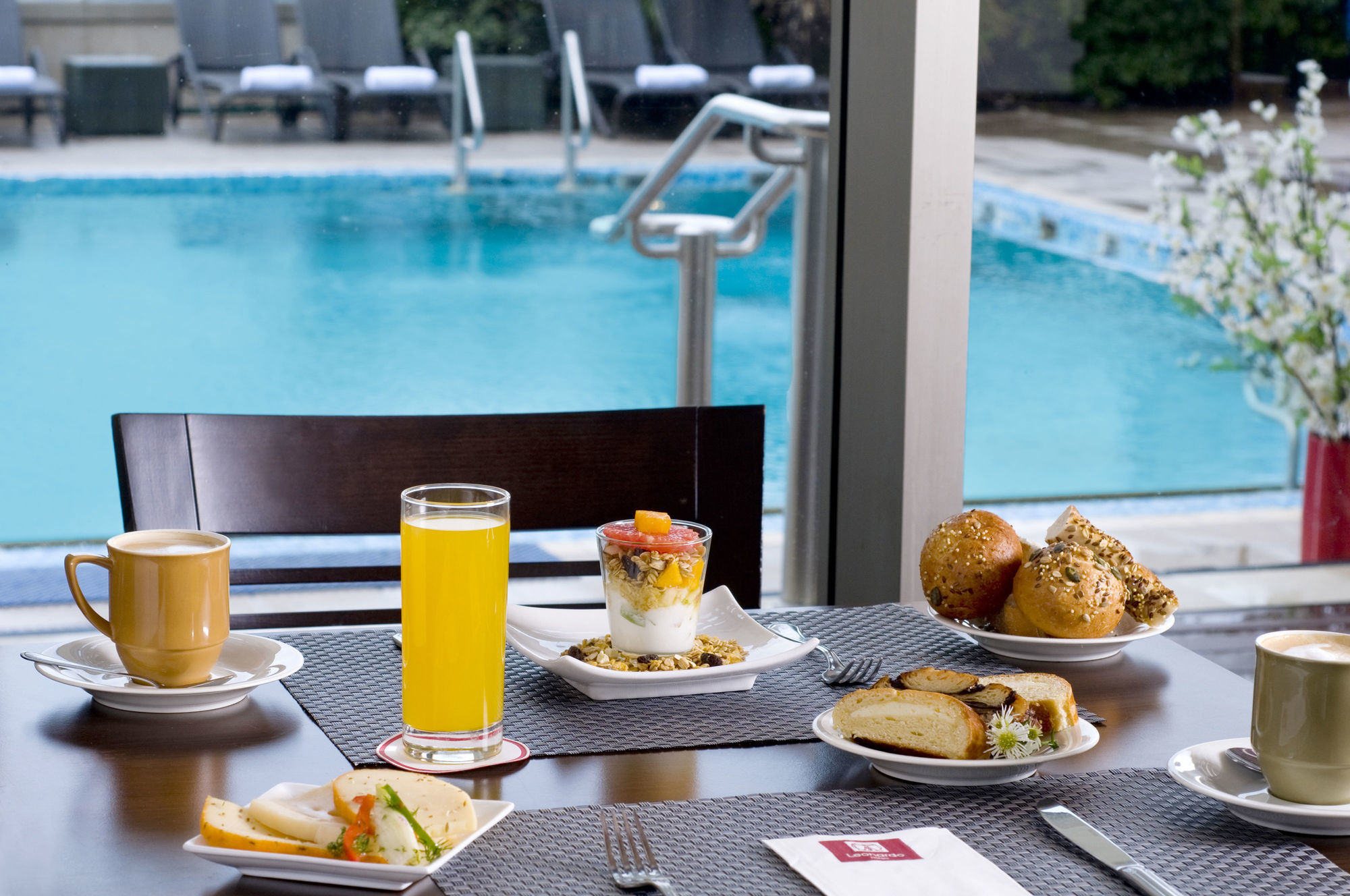 Leonardo City Tower Hotel Tel Aviv Giv'atayim Exteriér fotografie Breakfast at the pool