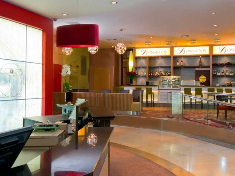 Leonardo City Tower Hotel Tel Aviv Giv'atayim Exteriér fotografie The bar at the hotel
