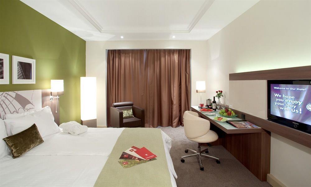 Leonardo City Tower Hotel Tel Aviv Giv'atayim Exteriér fotografie A typical room at the hotel