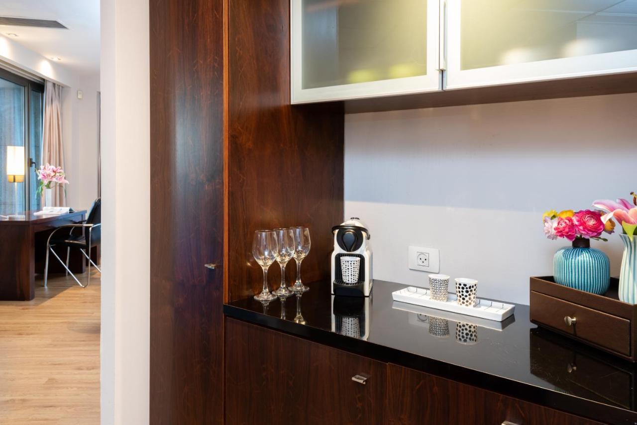 Leonardo City Tower Hotel Tel Aviv Giv'atayim Exteriér fotografie A Nespresso machine in a hotel