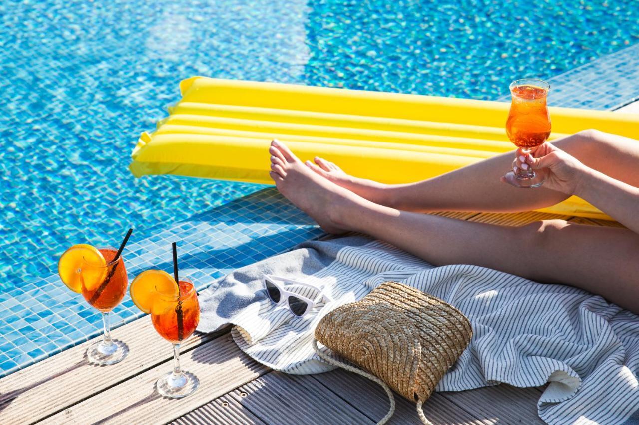 Leonardo City Tower Hotel Tel Aviv Giv'atayim Exteriér fotografie A woman relaxing by a pool